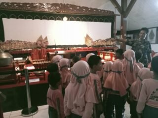 TK Pertiwi Karangcengis Kunjungi Museum Wayang Sendang Mas