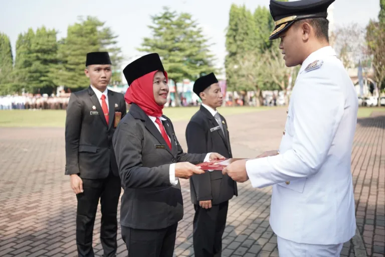 Bupati Fahmi Pimpin Upacara HUT ke-80 RI, Ajak Warga Perkuat Semangat Nasionalisme9