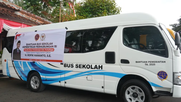 Bupati Purbalingga Serahkan 10 Mobil Operasional Desa dan Bus Sekolah11