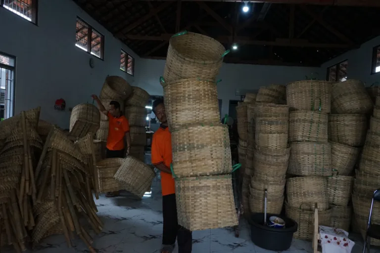 Pemkab Purbalingga Manfaatkan Produk Warga Binaan Rutan untuk Sarana Kebersihan Taman1