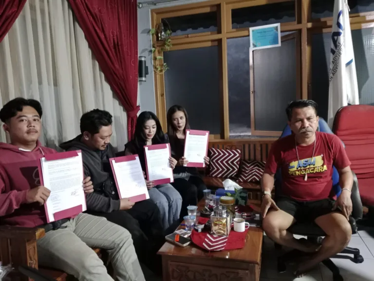 empat karyawan